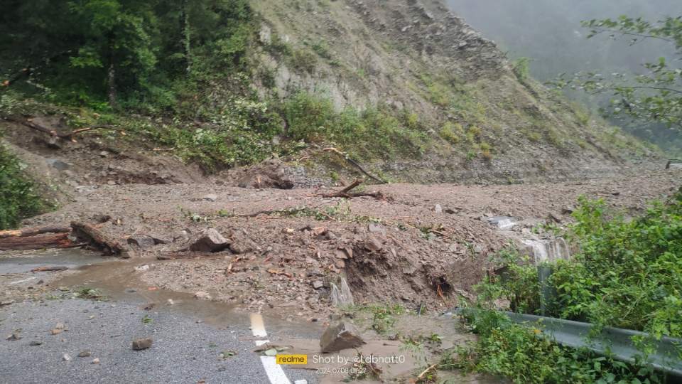 उत्तराखंड के चंपावत जिले में टनकपुर-चंपावत नेशनल हाईवे पर आवागमन बाधित